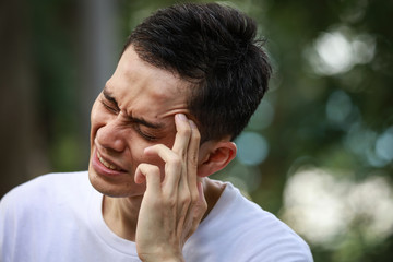 頭痛を感じる男性
