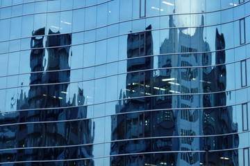 都会のビルのガラスの壁面に反射、映り込み模様