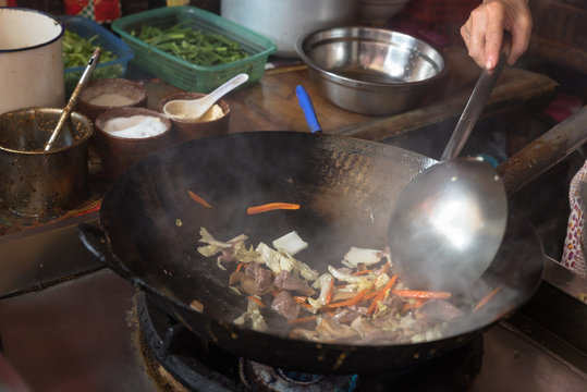 The cooking process of Chinese traditional snacks, noodles served with soy sauce and pansit