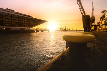 Hamburger Hafen Sonnenuntergang / Harbour Sunset Dockland / Dramatic Sky 