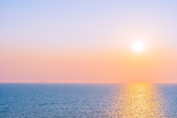 Fototapeta premium Beautiful sunset or sunrise around sea ocean bay with cloud on sky