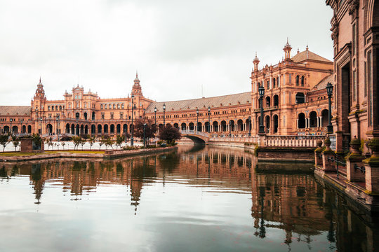 Spain Plaza outside view 