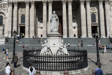 Statue of Queen Anne, in the St Paul's Churchyard Cathedral, London © GioRez