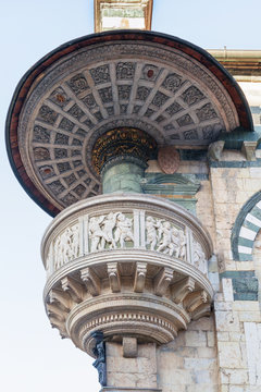 Particolare facciata del Duomo di Prato