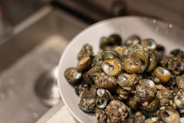 During the family dinner on weekends, wash and cook in the kitchen
