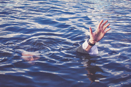 Homme qui se noie tout habill&eacute;