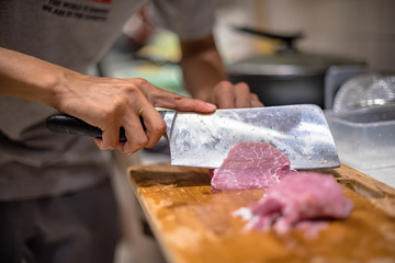 During the family dinner on weekends, wash and cook in the kitchen