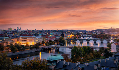 Panoramablick auf die Stadt Prag nach Sonnenuntergang mit der Moldau, Karlsbrücke, der Altstadt...