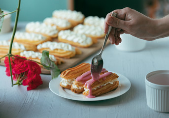 Eclairs glazing process