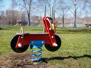 Verwaiste Schaukel auf einem Spielplatz, Angst vor Ansteckung mit Cononervirus,...