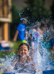Summer camp, zabawa w wodzie w upalny dzień podczas pobytu na kolonii nad morzem