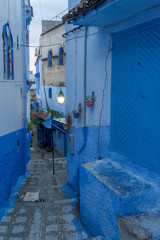 Fototapeta na wymiar bonita calle de la ciudad de Chefchaouen en Marruecos