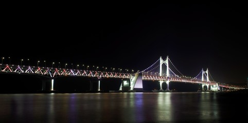 Obraz premium bridge at night with lights