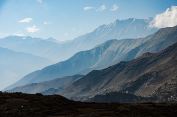 Montañas de diferentes alturas con diversos tonos en el Himalaya