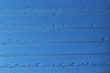 トタン屋根・水滴・青空 - Corrugated plastic roof and water droplets with blue sky background