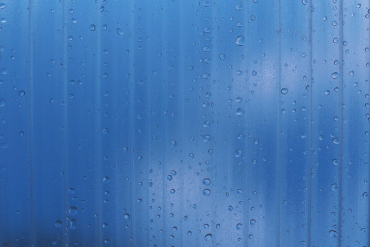 トタン屋根・水滴・青空 - Corrugated plastic roof and water droplets with blue sky background