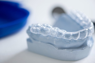 farblose Aufbisschiene auf Gipsmodell in der Zahnarztpraxis, Entlastung der Zahn- Muskel- und Gelenkfunktion - obrazy, fototapety, plakaty