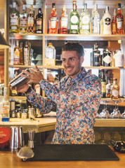 Bartender preparando cocktails. Drinks and cocktails