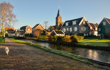 Marken un pueblo antiguo de pescadores  precioso  al norte de Ámsterdam