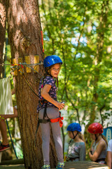 Summer camp, dzieci aktywnie spędzają czas  i bawią nie w parku linowym wspinając się, park...