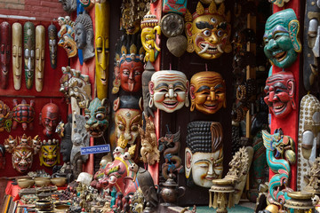 Tienda de máscaras de colores en un mercado callejero de Katmandú