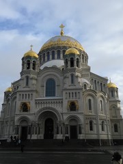 Fototapeta na wymiar The_Naval_Cathedral_of_Saint_Nicholas_in_Kronstadt-Kronshtadt