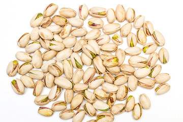 Pistachos sobre fondo blanco. Vista superior y de cerca