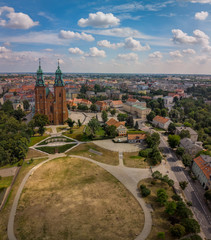 Naklejka premium Katedra i śródmieście w Gnieźnie, z lotu ptaka