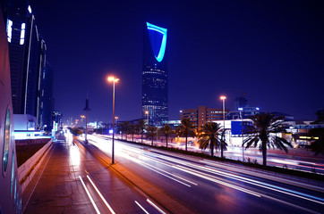 Riyadh, Saudi Arabia’s capital and main financial hub-King Fahad Road at night - obrazy, fototapety, plakaty
