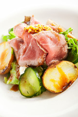 Salad with roast beef and vegetables