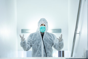medico in prima linea con mascherina e promnto ad operare