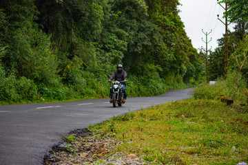 Obraz premium A bike travelling in a mountainous road in tamil nadu india