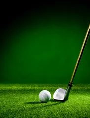 Deurstickers Golf club and golf ball on the turf © trattieritratti