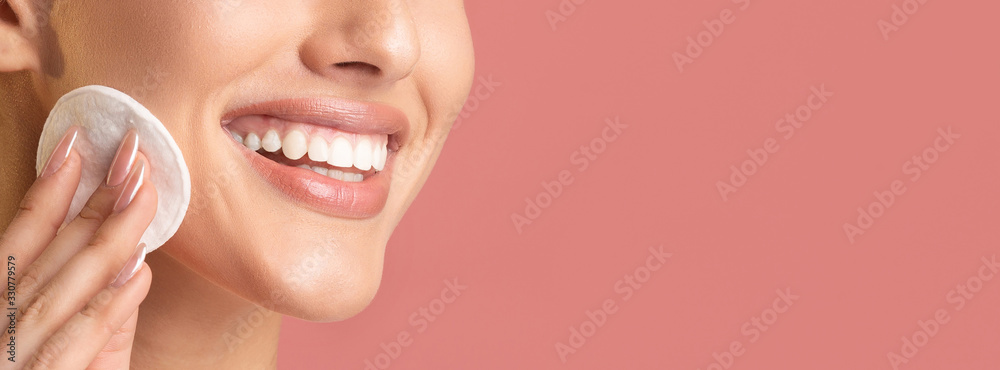 Wall mural Unrecognizable Woman Using Cotton Pad Over Pink Background. Panorama, Cropped