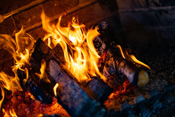 Fototapeta premium 暖炉の中で燃える薪