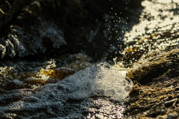 Obraz premium waves crushing on the rocks on beach