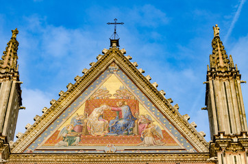 Fototapeta na wymiar Detail of Facade of the Cathedral of Santa Maria Assunta, Duomo of Orvieto in Italian