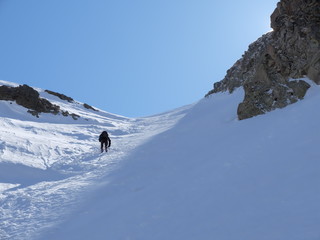 couloir de glace et de neige avec alpiniste