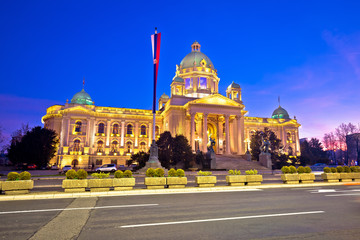 Obraz premium Belgrad. Dawn widok ulicy słynnych zabytków w Belgradzie, budynek parlamentu serbskiego