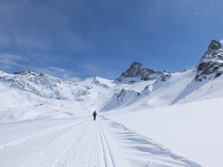Skieurs de ski de randonn&eacute;e et alpiniste en montagne qui skient sur la neige et la glace en plein soleil des alpes dans le Queyras de saint V&eacute;ran