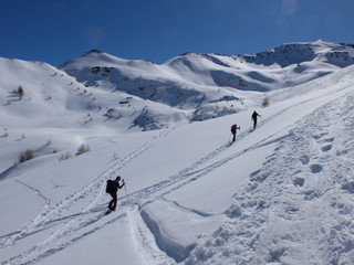 Skieurs de ski de randonnée et alpiniste en montagne qui skient sur la neige et la glace en plein soleil des alpes dans le Queyras de saint Véran