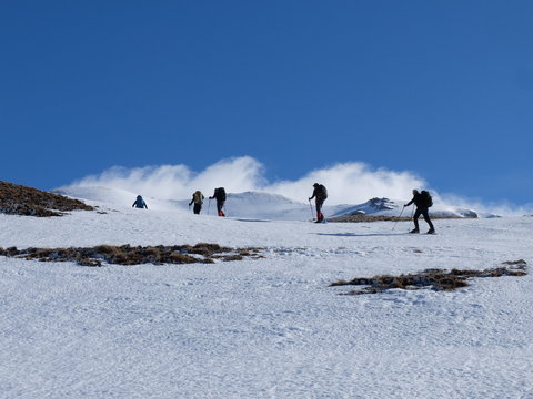 Skieurs de ski de randonn&eacute;e et alpiniste en montagne qui skient sur la neige et la glace en plein soleil des alpes dans le Queyras de saint V&eacute;ran