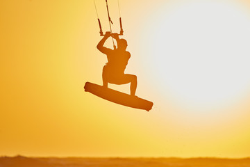 Silhouette von einem Kitesurfer im Sonnenuntergang