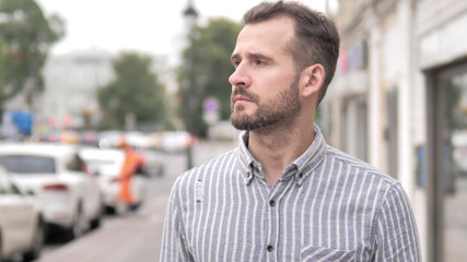 Naklejka premium Waiting Beard Casual Man Standing Outdoor