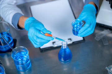 The doctor is experimenting in the laboratory to find a drug to prevent the virus Covid-19