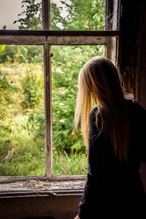 Dziewczyna stojąca przy oknie