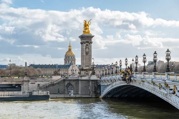 Afwasbaar Fotobehang Pont Alexandre III Dome des Invalides met Pont Alexandre III-brug op de voorgrond - Parijs, Frankrijk