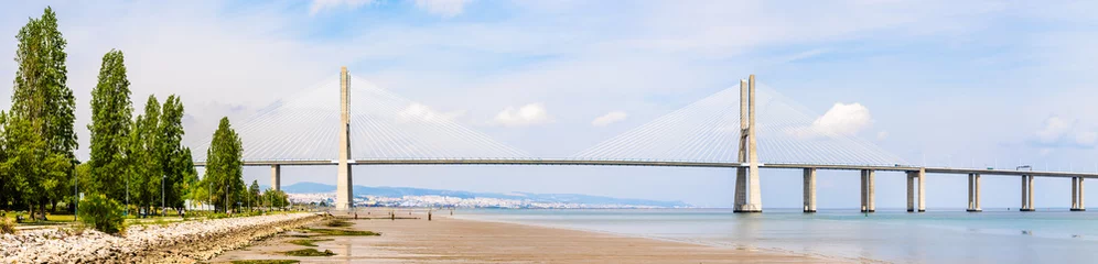 Photo sur Plexiglas Pont Vasco da Gama Vasco da Gama bridge, a cable stayed bridge flanked by viaducts and rangeviews that spans the Tagus River in Lisbon, Portugal