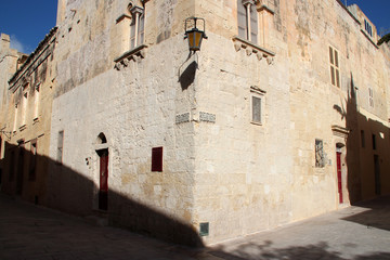 Fototapeta na wymiar stone houses and alley in mdina (malta)