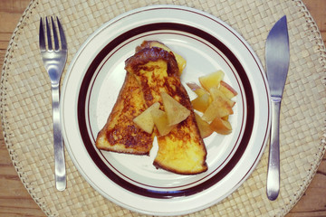 りんごを乗せたフレンチトースト